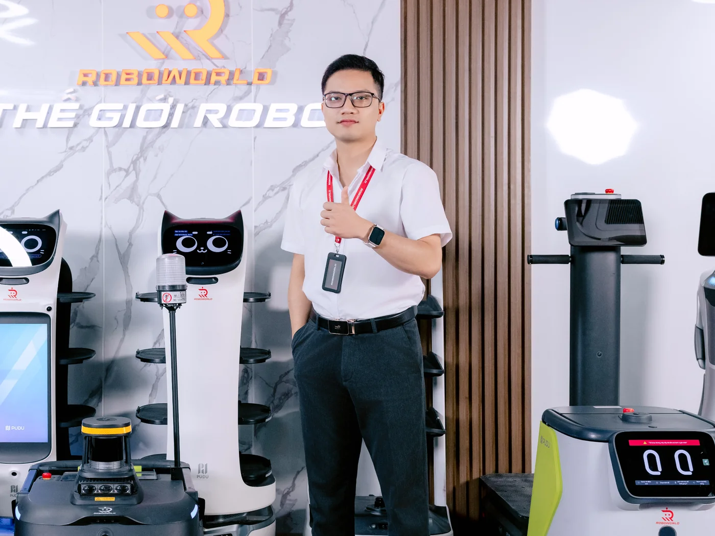 Trương Quang Huy tại showroom ROBOWORLD