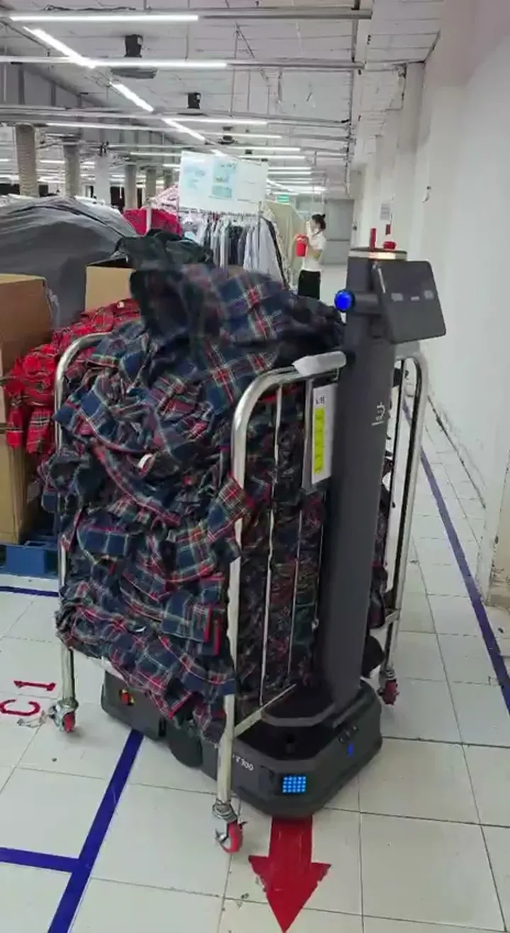 Robot chở hàng T300 tại nhà máy May 10